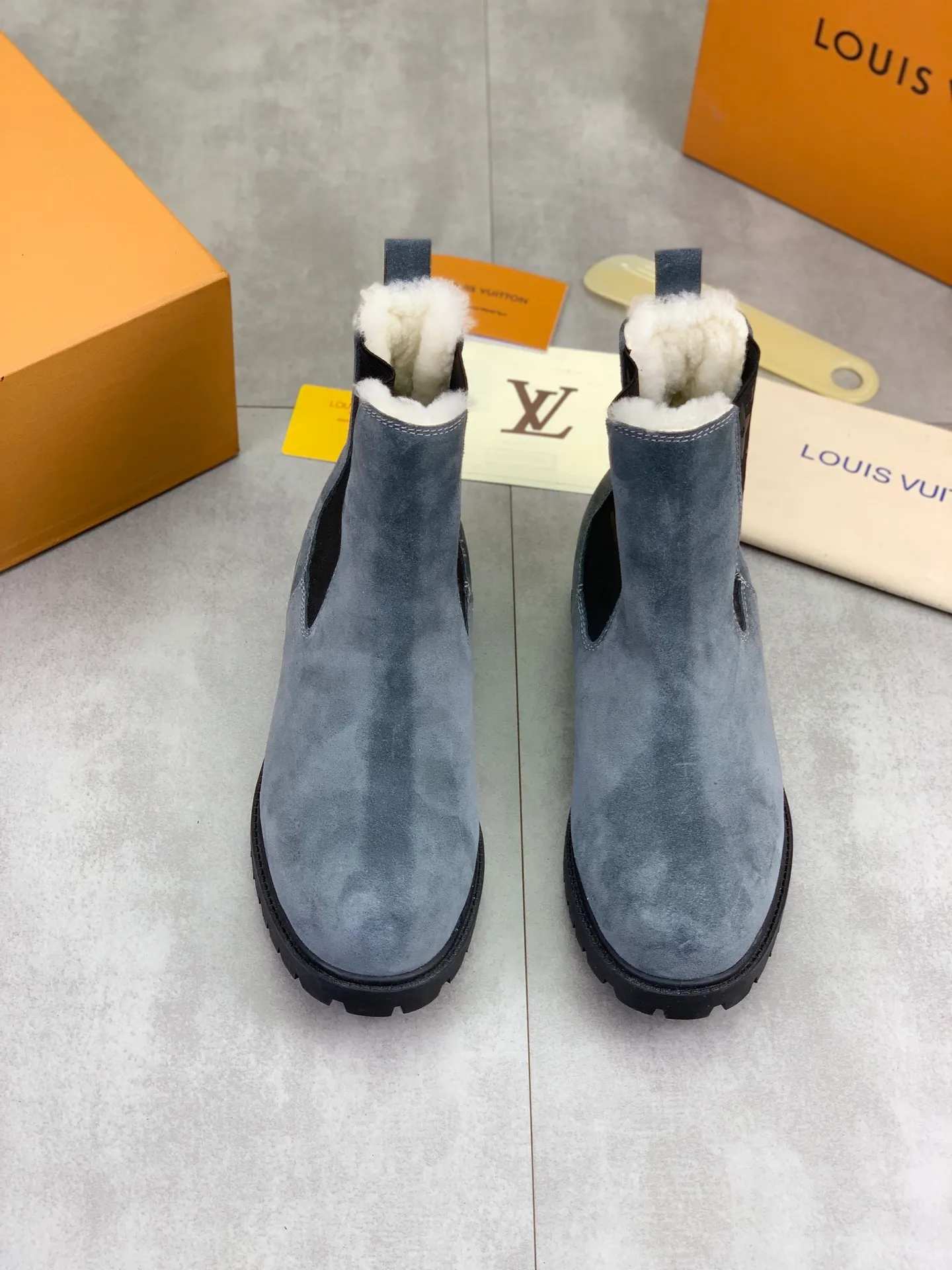 Factory price P900 💰💎💎💎High version of new men's shoes. Purchasing quality◾️◽️LV～Louis Vuitton boots series! by Virgin Abloh The most beautiful sneakers, Lv Brand strongly recommends new products, official website limited edition retro basketball sneakers! Both the high-top and low-top models spent money to purchase 1:1 accurate reproductions of the originals. The details are invincible and full of sincerity. The imported custom-made original frosted cowhide leather is packaged in the same way as the originals. The details are 100% restored. The privately customized originals are combined into a non-slip, wear-resistant and lightweight foam outsole. It is different from other brands. Without the original version, this effect cannot be achieved! L’s best-looking men’s shoes in the past, don’t miss it! Calfskin lining: Imported water-dyed cowhide lining/foot pad Outsole: lightweight foaming and non-slip Size: Men's 39-44 (38, 45 customized, non-refundable)